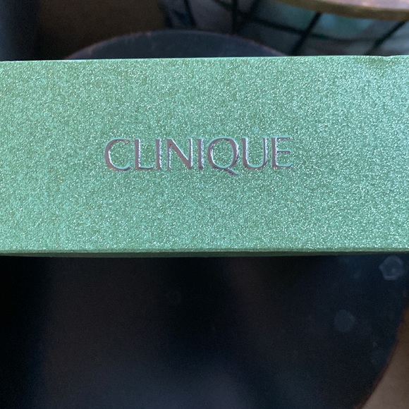 Clinique Smart Custom Repair Set with 4 products - Picture 2 of 3